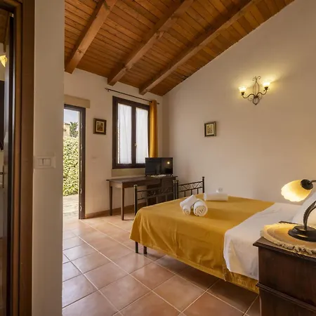 Tenuta Santicuti Aparthotel Acaya